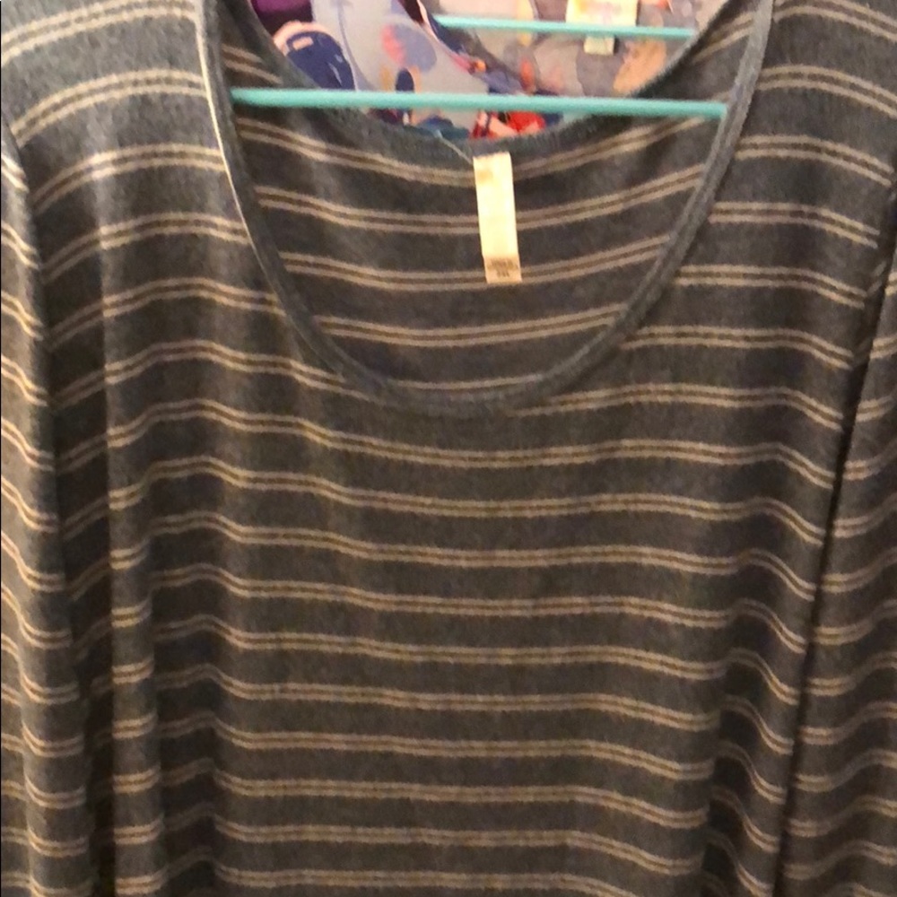 Lularoe Lynnae shirt
